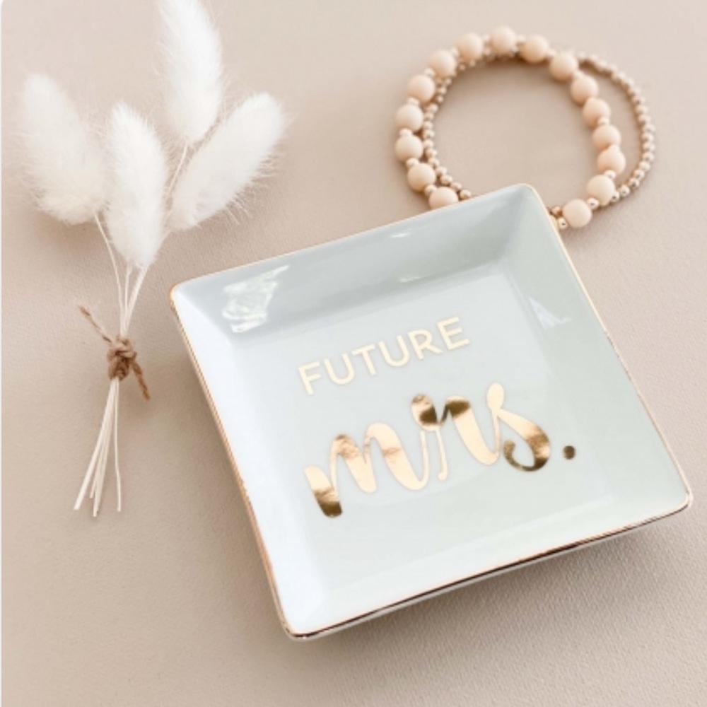 FUTURE Mrs. Jewelry And Ring Holder - Bundle Me! - Picture 1 of 4